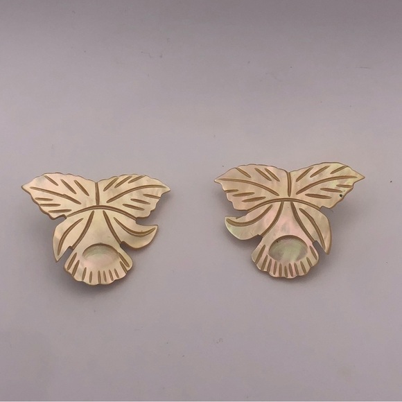 VTG Mother Of Pearl MOP Carved Flower Flower Daffodil Clip On Earrings 1.5” - Picture 3 of 6